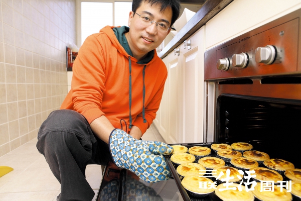 夏骏从烤箱中取出做好的蛋挞