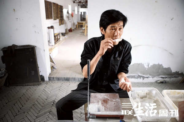 朱跃明正在切割制作蠡壳窗的贝壳