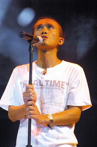 2004年,张楚在贺兰山音乐节上演出"黑豹"乐队成员赵明义也提到了这一