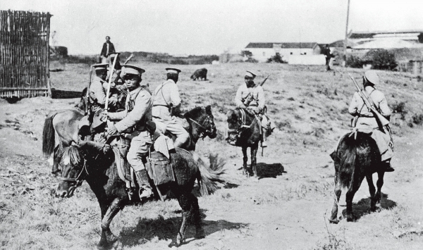 048 1911年辛亥革命期间,湖北武汉,进入汉口的清军侦察骑兵.jpg