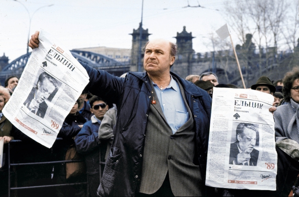 1989年3月1日,在举行选举活动的卢日尼基体育场外,叶利钦的支持者集会呼吁改革和创新