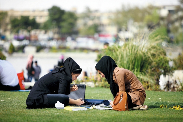 女大学生;; 讨论课程的伊朗女大学生; 在草地上讨论问题的伊朗大学生