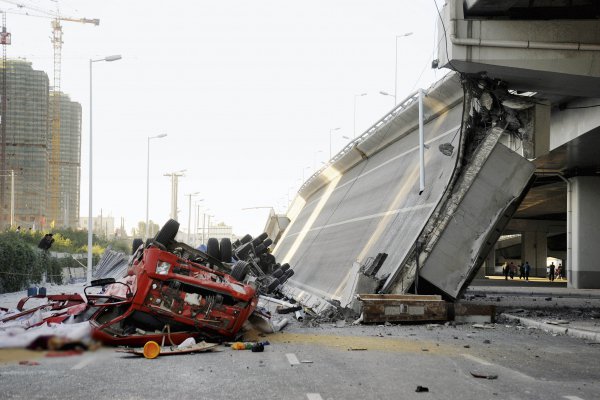 阳明滩大桥匝道坍塌:司机的意外死亡-三联生活