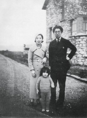 1933年,常书鸿和妻子陈芝秀,女儿常沙娜在巴黎