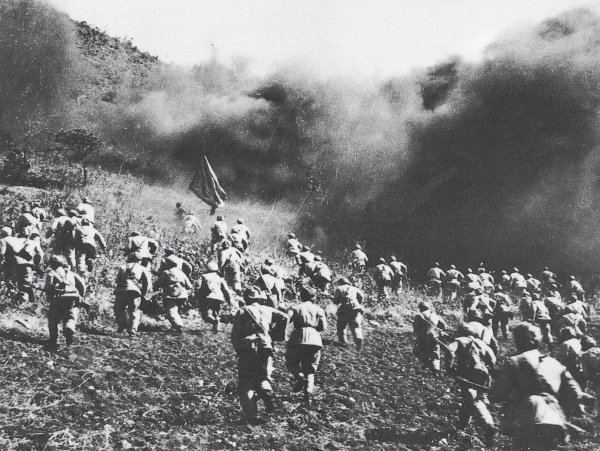 毛泽东/朝鲜战争期间，中国人民志愿军在炮火掩护下冲向美军阵地