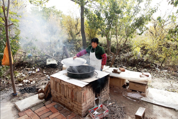 老郭的老伴儿在自家垒的土灶上做饭