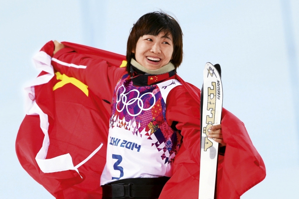 2月14日,徐梦桃在索契冬奥会自由式滑雪女子空中技巧决赛中获得亚军