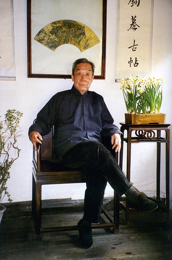 朱家溍在书房中