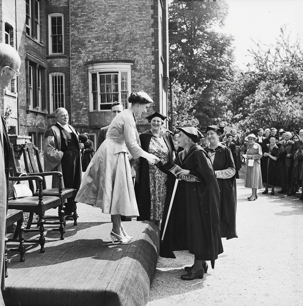 1954年6月26日,英国玛格丽特公主(前左)接见牛津大学圣希尔达女子学院院长克莉丝汀·巴斯罗,并对她为学院修缮工程提供的援助表示感谢