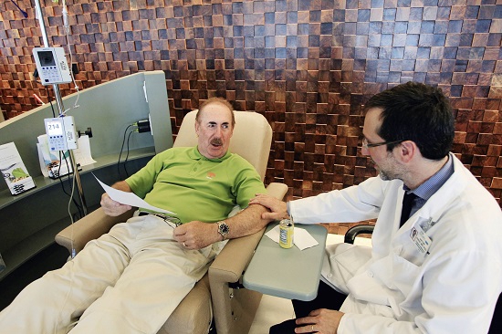 2013年8月，一名癌症患者在美國加州大學洛杉磯分校醫學中心接受新型藥物治療