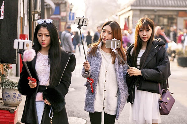 3月2日,斗鱼TV的三位女主播在北京南锣鼓巷街