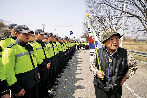 2016年4月15日,韩国民众在位于"三八线"最前沿的京畿道坡州市举行示威