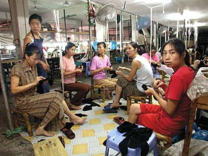 小鞋厂仍沿袭着纯手工作业的模式,工多来自江西,安徽等省