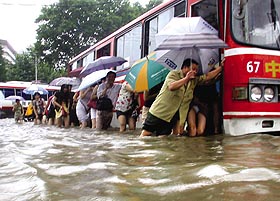 洪水在一些城市已成为生活中经常要面对的问题