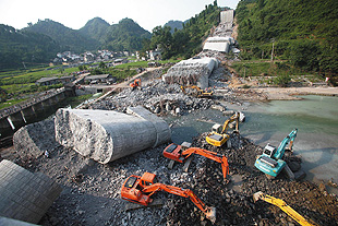 "8月11日,湘西自治州沱江镇金坪村村民胡长俊和同村的冉从剑一起在沱