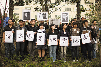 10月26日,上海师范大学谢晋影视艺术学院的学生们送别院长谢晋