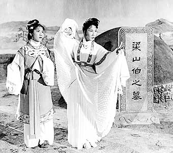 1953年拍摄的越剧《梁山伯与祝英台》是新中国的第一部彩色电影,在