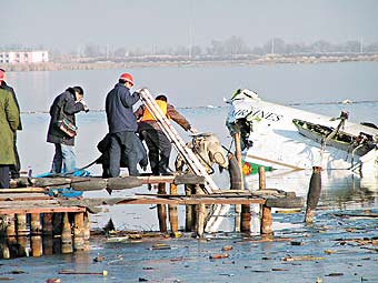 2004年11月22日,包头空难发生后,打捞人员开始搜寻"黑匣子"