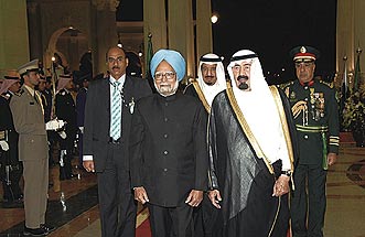 2月28日,沙特国王阿卜杜拉(前右)在首都利雅得迎接到访的印度总理辛格