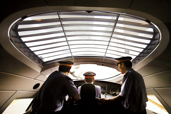 中国高铁机车crh3"和谐号"动车组驾驶室