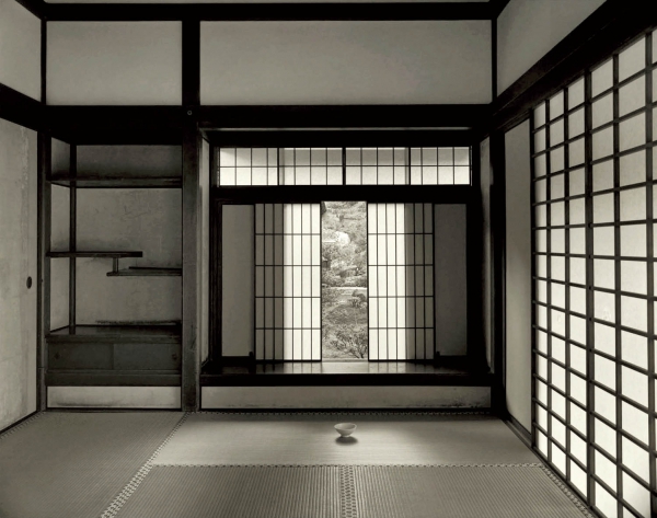 摄影师上田义彦的黑白照片中是京都银阁寺的东求堂同仁斋,一间"书院造