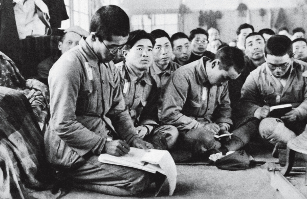 1939年,伪满洲国学校里听课做笔记的日本移民