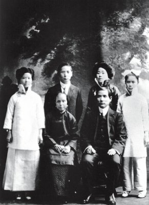 1912年,孙中山在广州与家人合影宋庆龄与孙中山在东京的结婚照(摄于