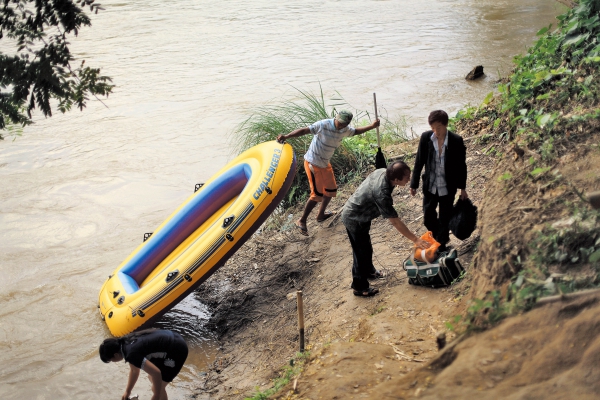 佤邦边民时常从中国云南孟连运送物品到缅甸