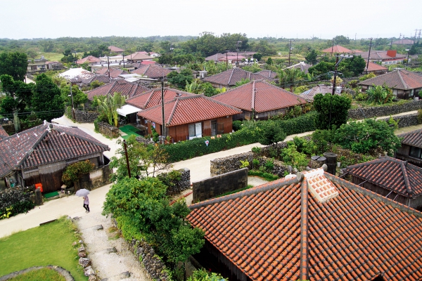 竹富岛几乎所有的房屋都有一个琉球特有的四角形红瓦屋顶