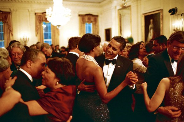 2009年2月22日,奥巴马和妻子米歇尔在白宫国宴厅跳舞
