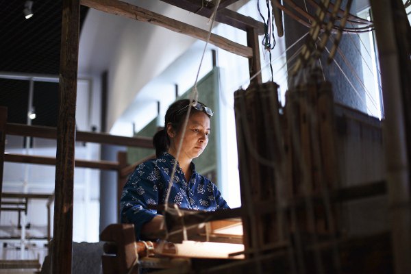 中国丝绸博物馆内的织丝展示厅展出的织机