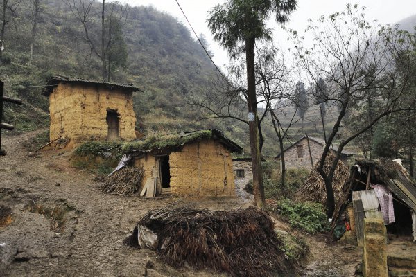 出事的孩子中有一個孩子的家就住在這座土坯房裡