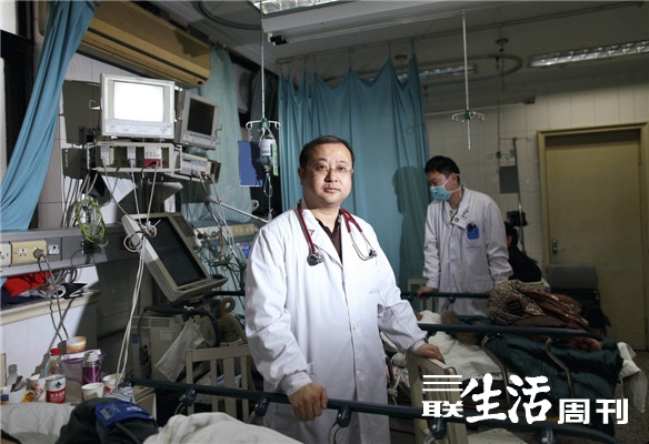 急诊科医生熊辉(左)当医学界因为病毒的陌生和真假不一的零碎信息,正