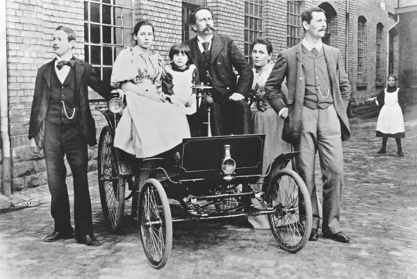 卡尔·本茨(左四)及家人在曼海姆的工厂与奔驰汽车合影