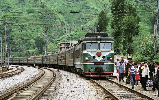 行驶在贵昆铁路线上的绿皮火车是当地山民出行的主要交通工具(摄于