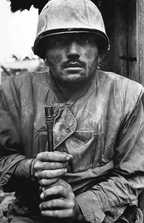 为敏感的战地记者,他所拍摄的照片几乎涵盖了20世纪下半叶的主要战役