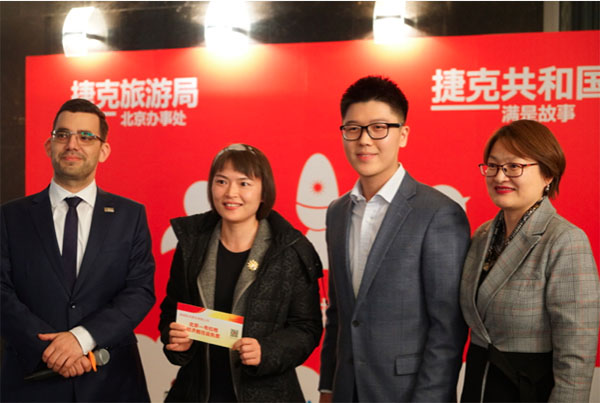 本次招待会也有丰富的奖品,分别是由捷克运动品牌阿尔派妮alpinepro