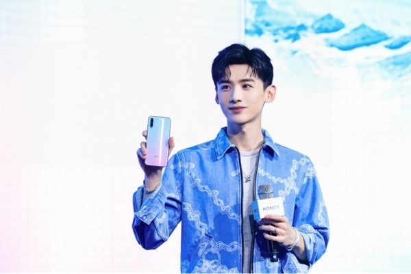 白敬亭跨入科技圈见证最具颜价比手机荣耀20青春版发布