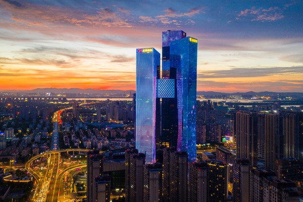 金鹰世界大厦坐落于金鹰集团本部南京市建邺区,是世界上最高的非对称