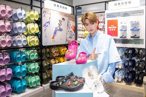 Crocs “ 穿就玩了”主题快闪空间重磅登陆_三联生活周刊