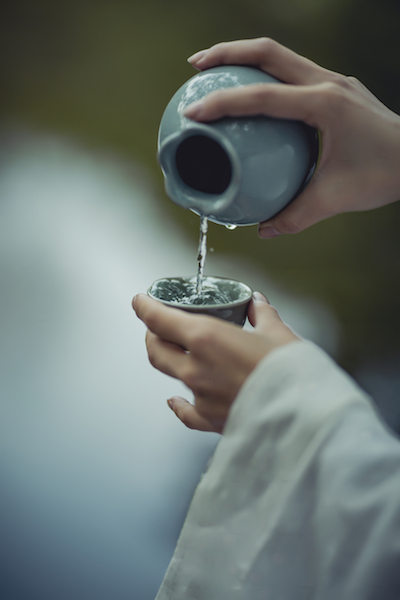 两人的友情正如古龙笔下那些大侠间的惺惺相惜,由一次次的把酒言欢