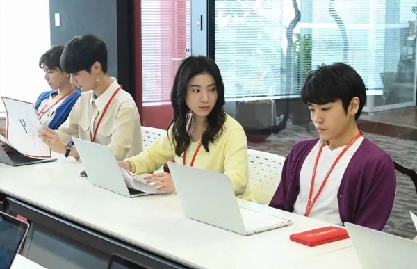 电视剧《我,到点下班》只有山山傻傻地认为"马上"就是"马上",她把别人