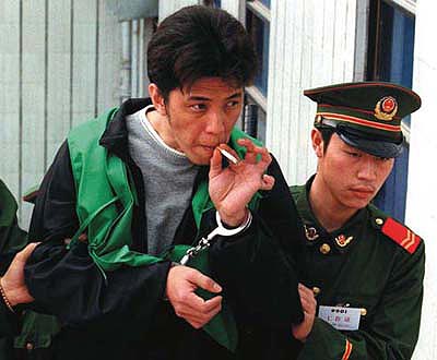 他們於1998年11月16日身著武警制服,冒充緝私人員,強行登上