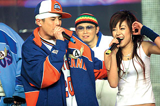 个地面频道——娱乐频道的策划班子为了对抗湖南经视的节目"绝对男人"