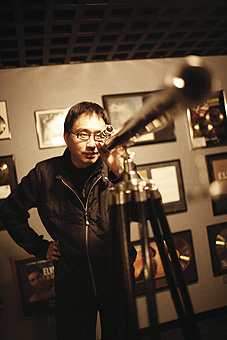 上世纪90年代,甲丁涉足晚会策划,撰稿和导演工作,经常导演一些重大